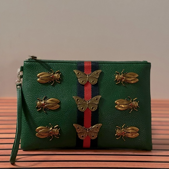 INZI Handbags - ✨HP✨ Green Bee & Butterfly Clutch